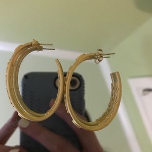 Gold earrings with details